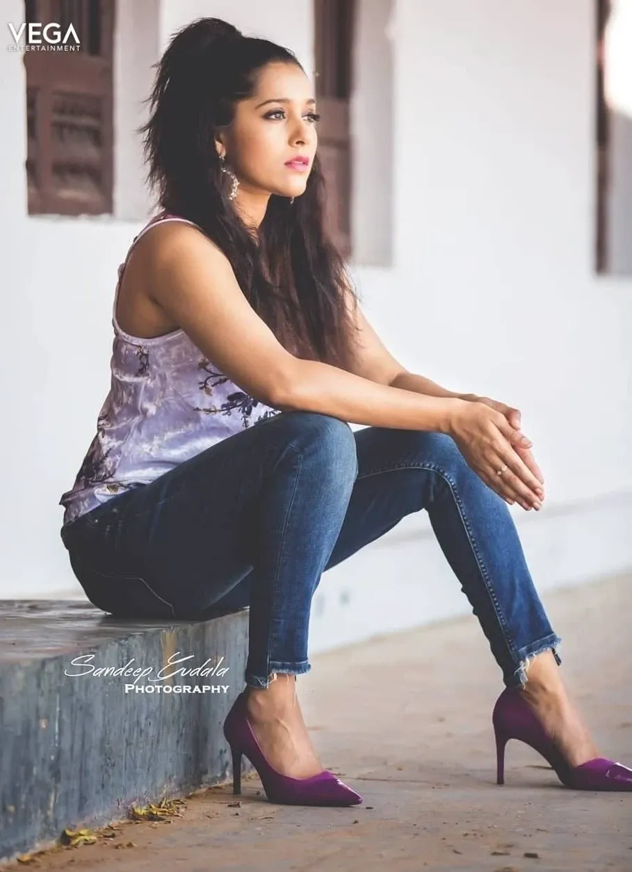 Indian TV Model Rashmi Gautam In Tight Blue Jeans